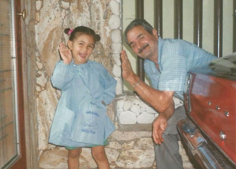 foto con Amira piccolina insieme al nonno Modesto