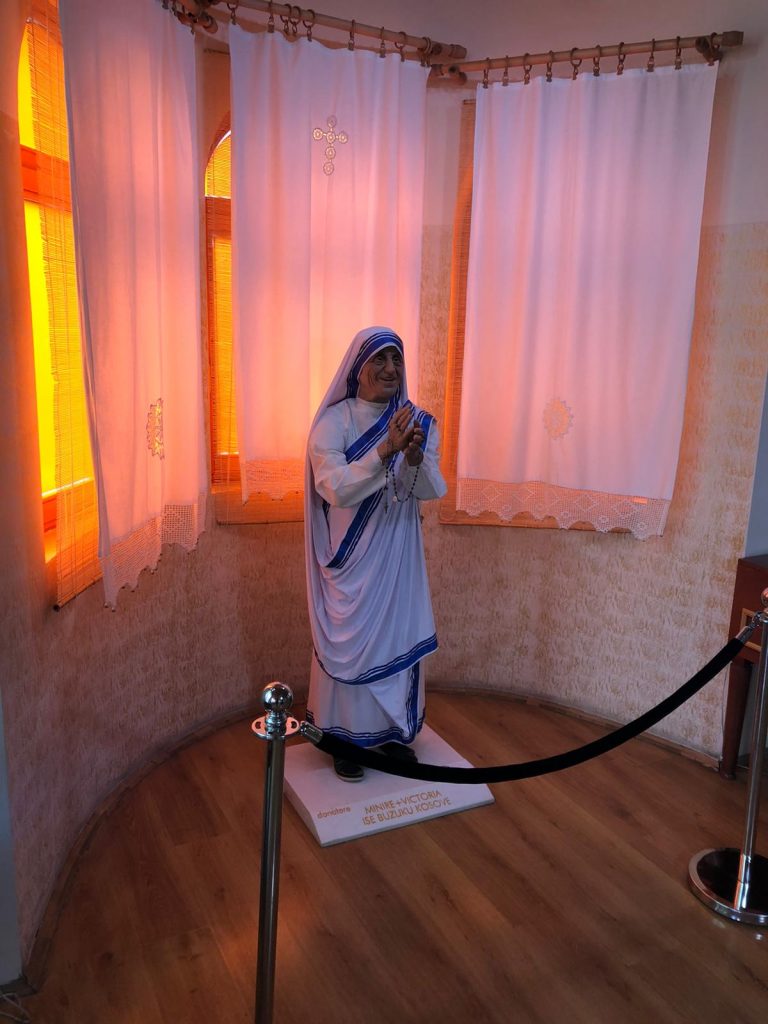 Fondazione - statua di Madre Teresa di Calcutta